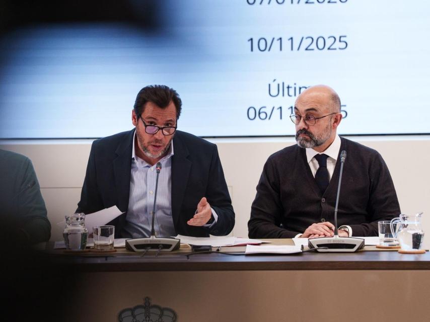 Óscar Puente, ministro de Transporte, y Luis Pedro Marco de La Peña, presidente de Adif.