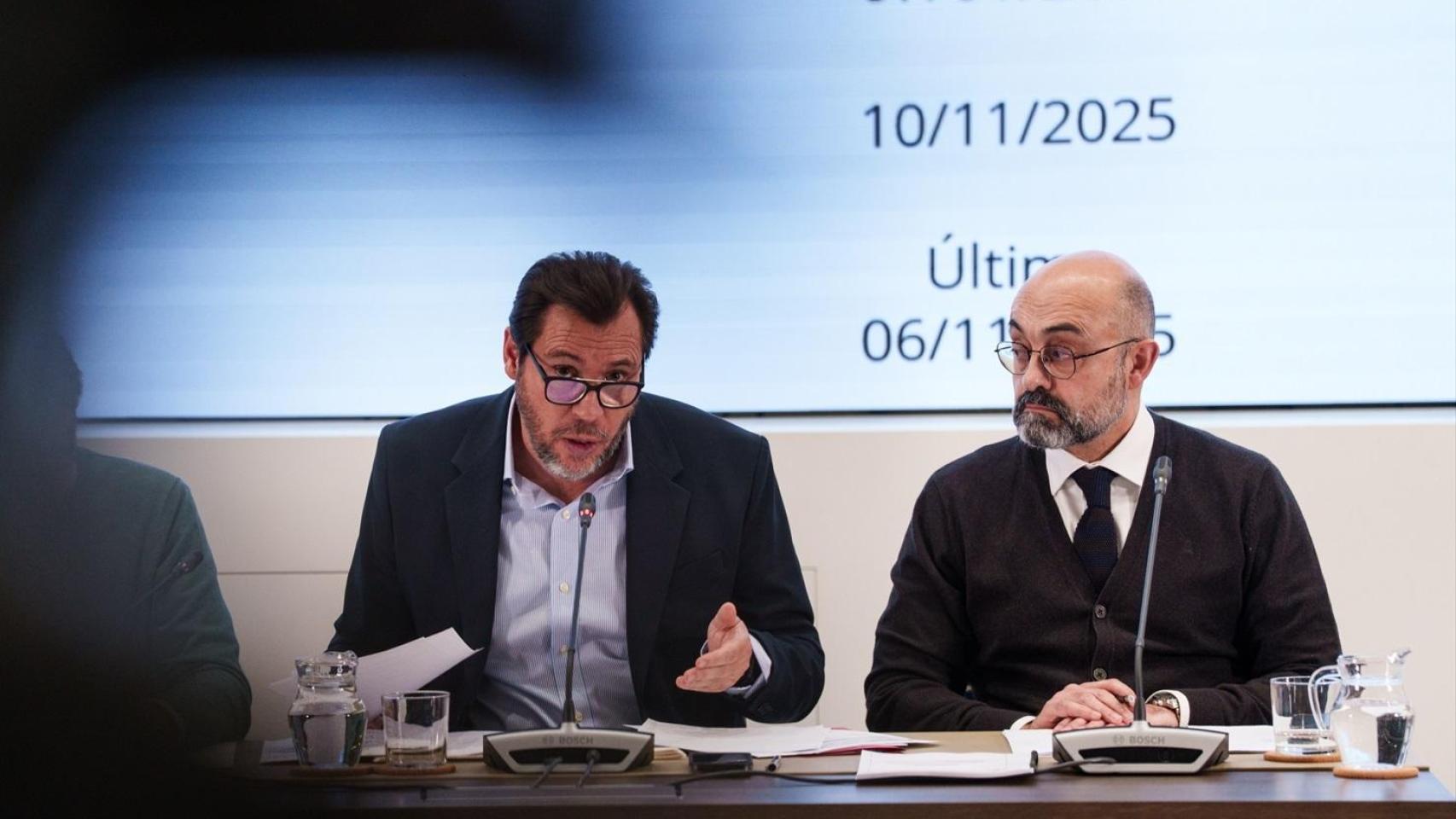 Óscar Puente, ministro de Movilidad, y Pedro Marco de La Peña, presidente de Adif.