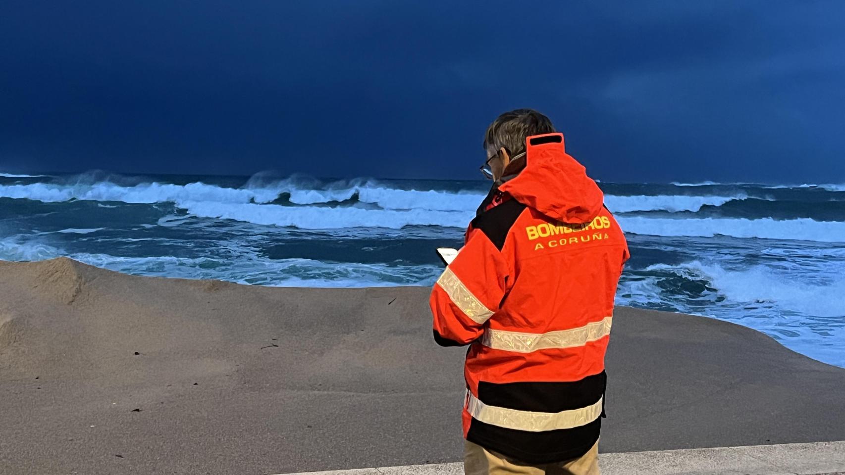 Servicios de emergencias este viernes en la playa de Riazor durante la borrasca Ingrid.
