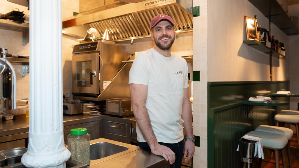 Pablo Ballvé en la cocina abierta de su restaurante Quincé.