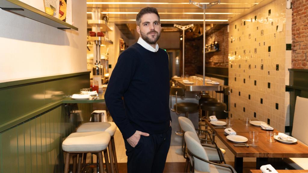 Pablo Ballvé en la entrada de Quincé.