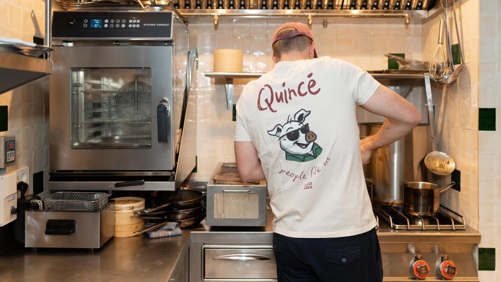 Pablo Ballvé cocinando.