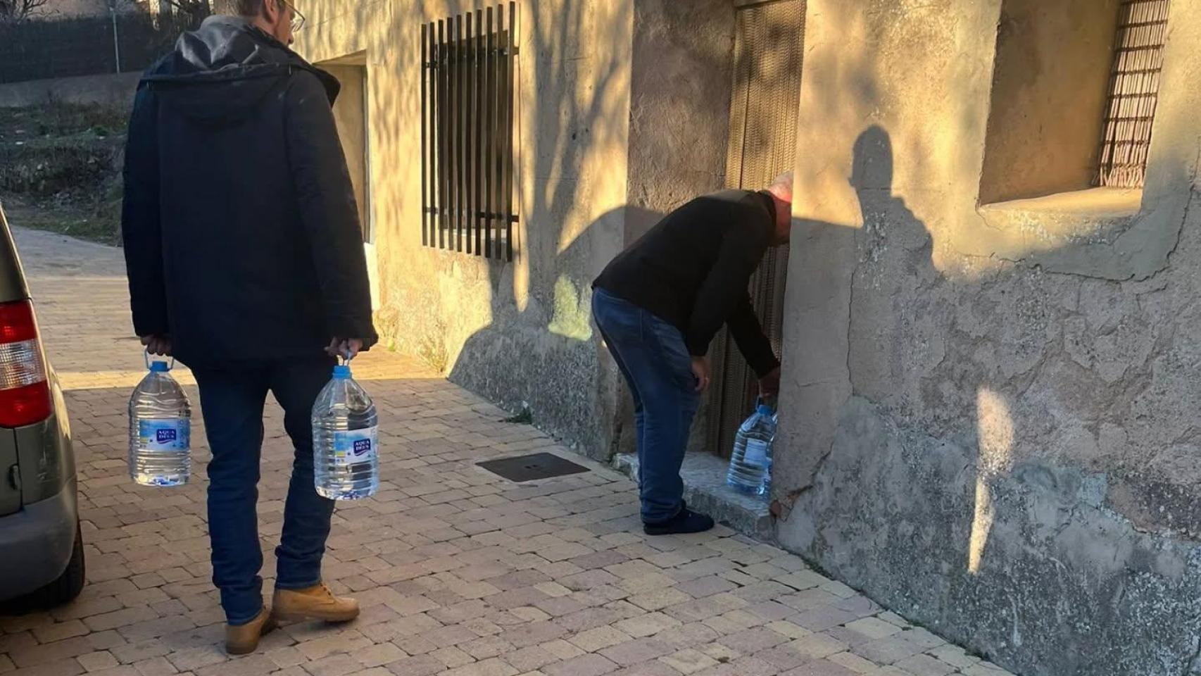 Imagen de reparto de agua potable en Atienza.