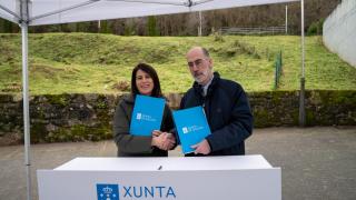 La conselleira de Vivenda e Planificación de Infraestruturas, María Martínez Allegue, en la firma del acuerdo con el alcalde de Baiona, Jesús Almuíña