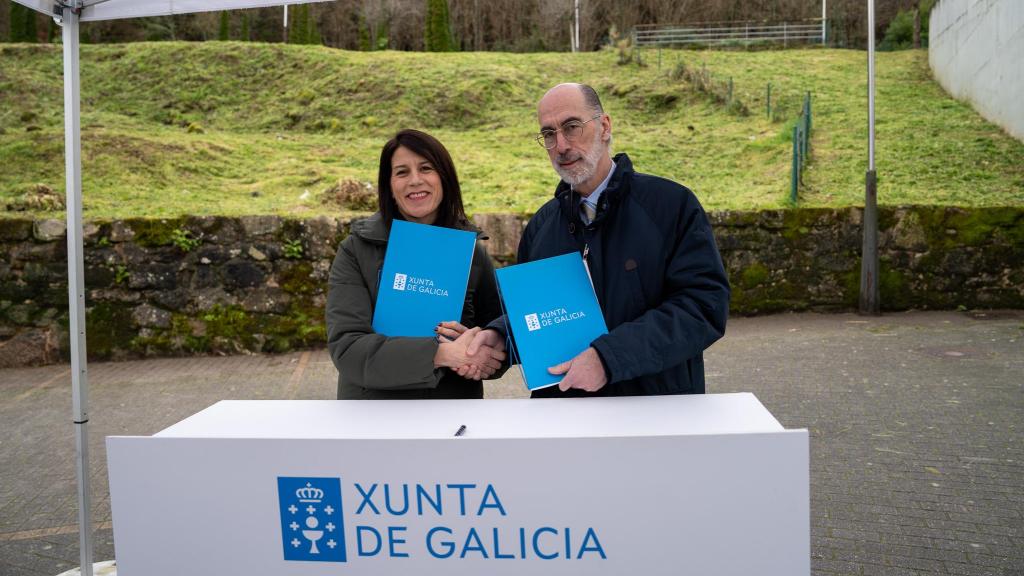 La conselleira de Vivenda e Planificación de Infraestruturas, María Martínez Allegue, en la firma del acuerdo con el alcalde de Baiona, Jesús Almuíña