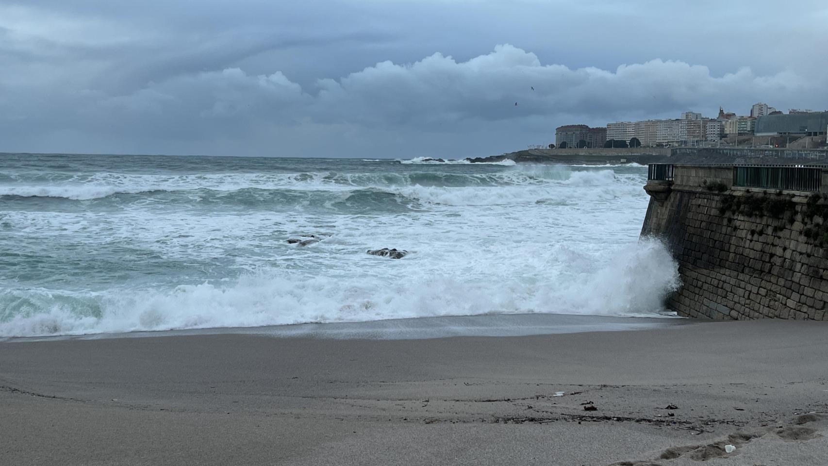 La playa de Riazor este viernes durante la borrasca Ingrid.