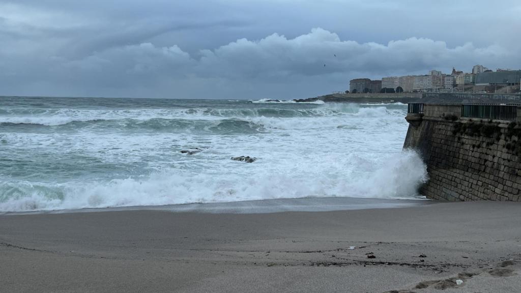 La playa de Riazor este viernes durante la borrasca Ingrid.