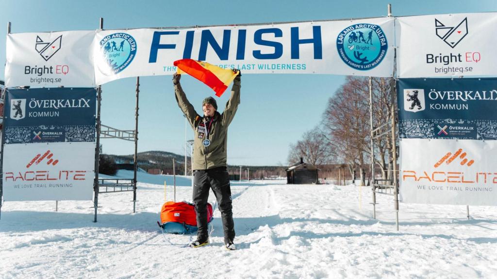 Gimeno tras ganar la carrera en el Ártico.