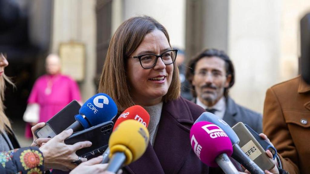 Esther Padilla atendiendo a los medios a las puertas de la Catedral de Toledo.
