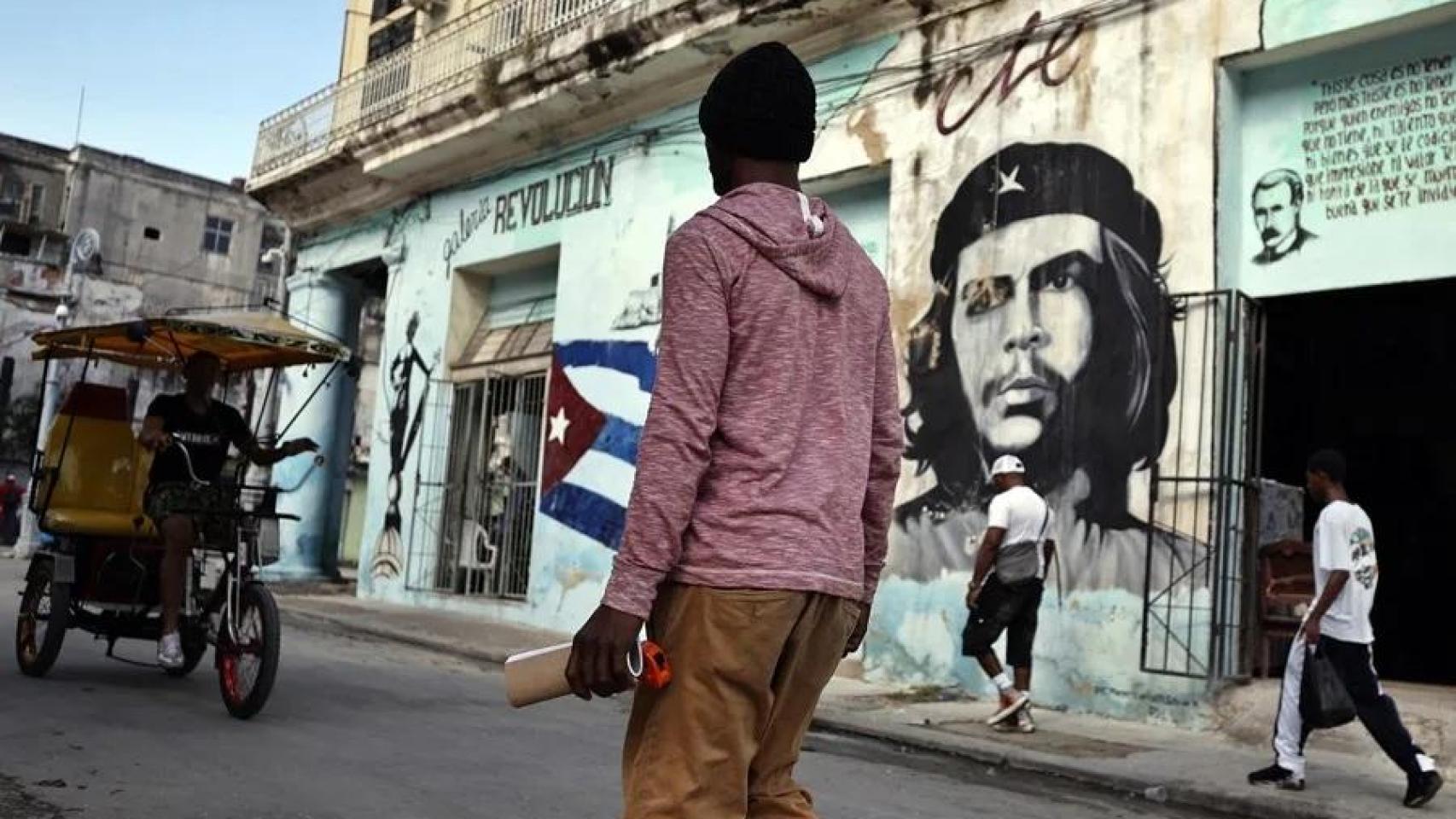 Un grupo de personas caminan por una calle este miércoles, en La Habana (Cuba).