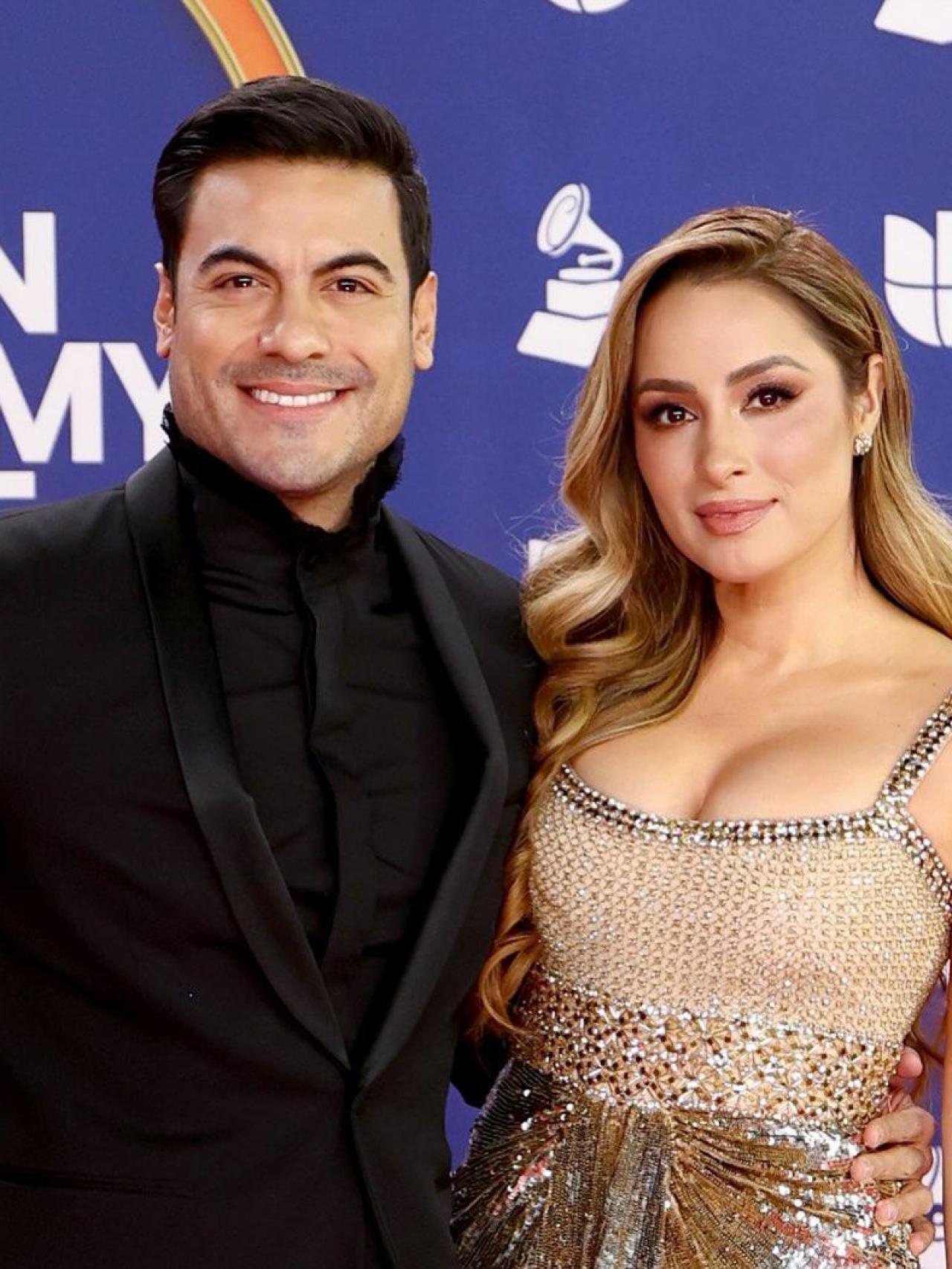 Carlos Rivera junto a su mujer, Cynthia.