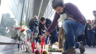 Maquinistas de Rodalies colocan ramos de flores y velas, el viernes en la Estación de Sants, en homenaje a su compañero fallecido en el accidente de Gelida (Barcelona).