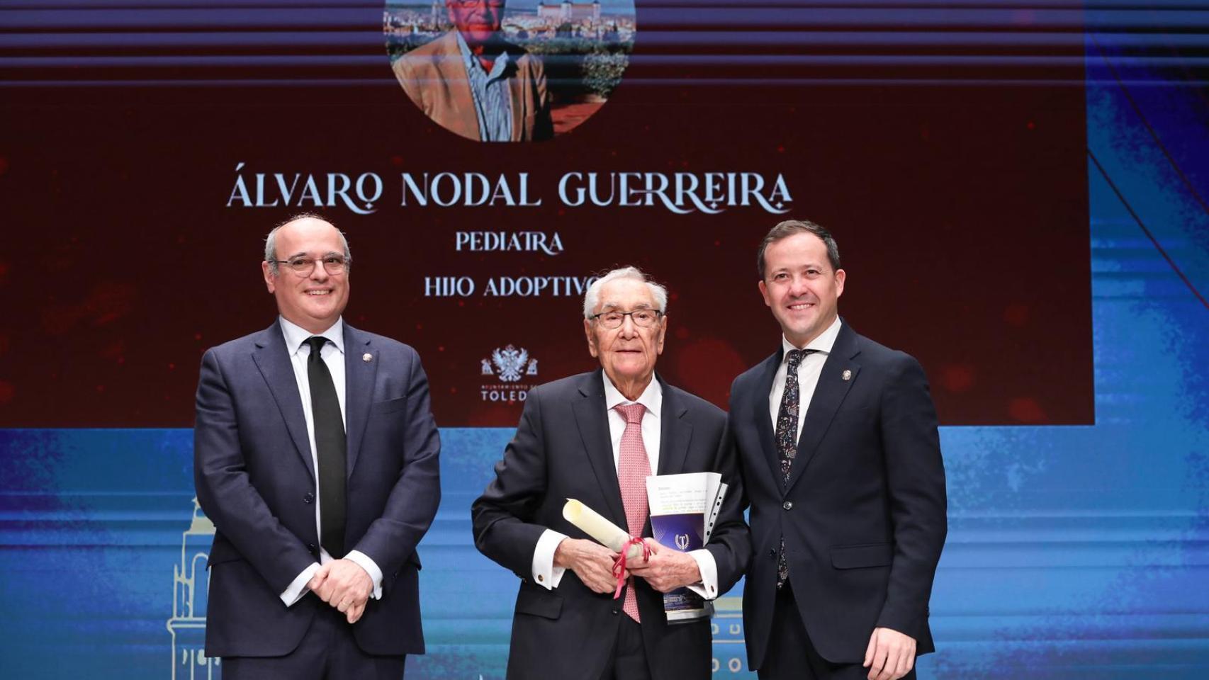 Velázquez durante la entrega de la distinción de hijo adoptivo al pediatra Álvaro Nodal.