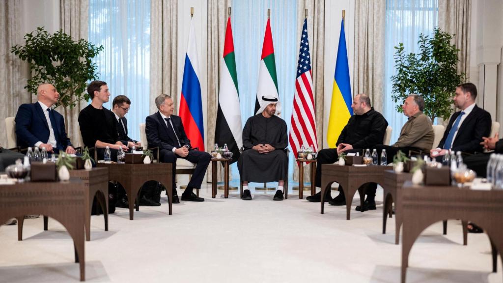 El presidente de los Emiratos Árabes Unidos, Mohamed bin Zayed, recibe a los jefes de las delegaciones que participan en las conversaciones trilaterales entre Estados Unidos, Rusia y Ucrania.