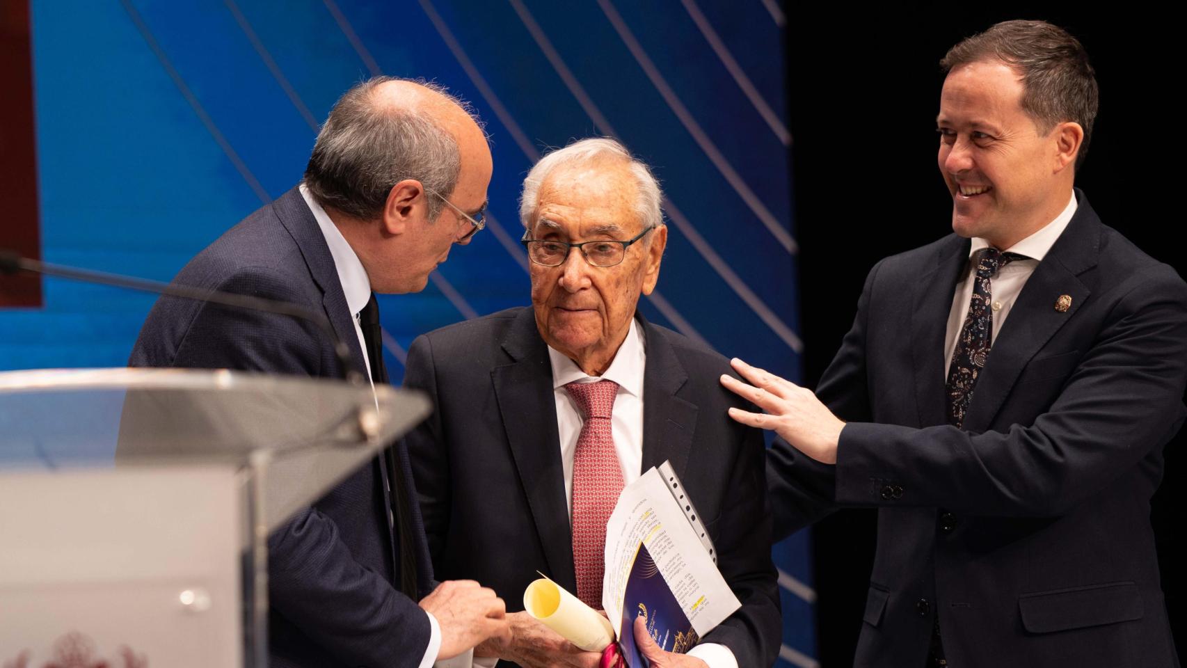 Velázquez durante la entrega de la distinción de hijo adoptivo al pediatra Álvaro Nodal.