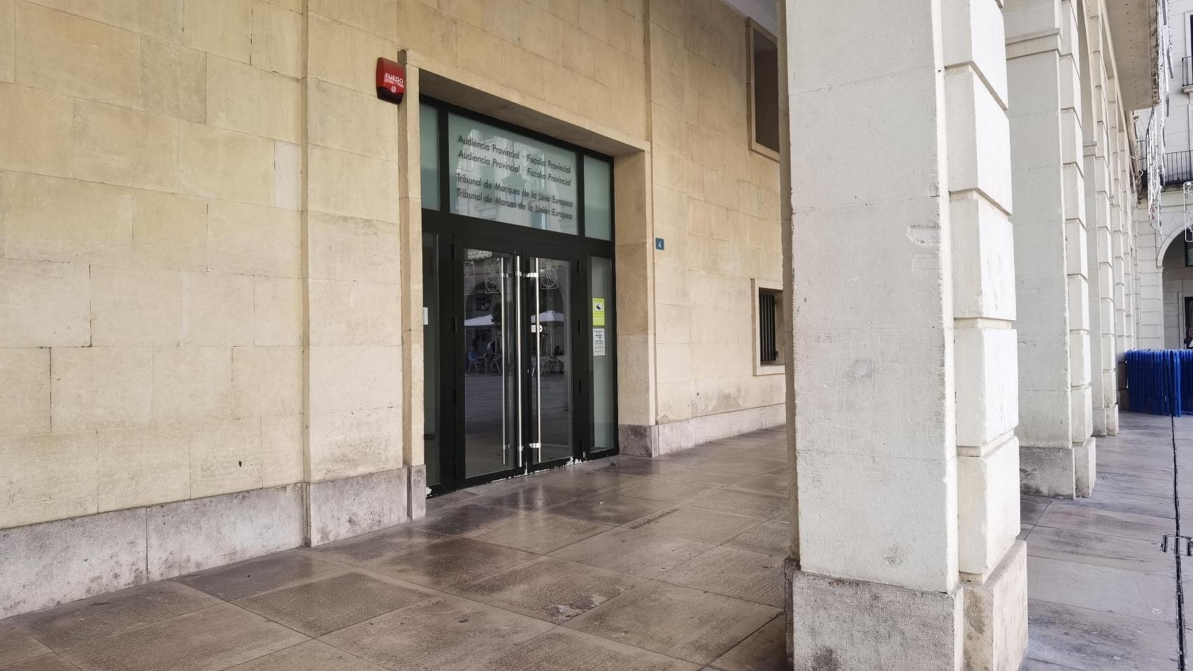 Las puertas de la Audiencia de Alicante por las que pasarán los acusados de estos cinco casos.