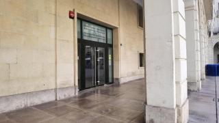 Las puertas de la Audiencia de Alicante por las que pasarán los acusados de estos cinco casos.