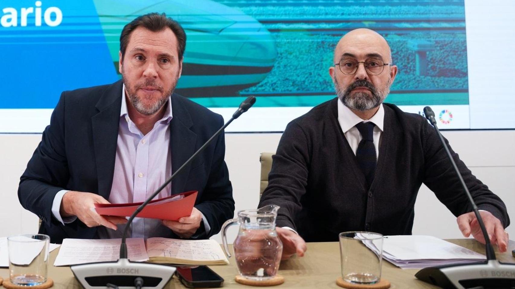 El Ministro de Transportes, Óscar Puente, y el presidente de Adif, Luis Pedro Marco de la Peña, en la rueda de prensa de este viernes.
