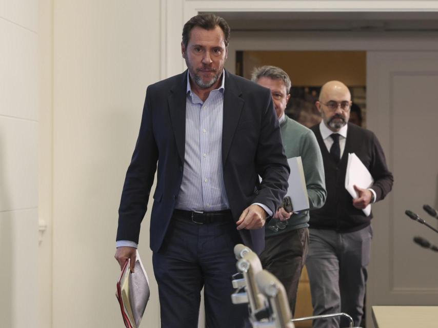 El ministro Óscar Puente, este viernes antes de iniciar su rueda de prensa con los presidentes de Renfe y Adif.