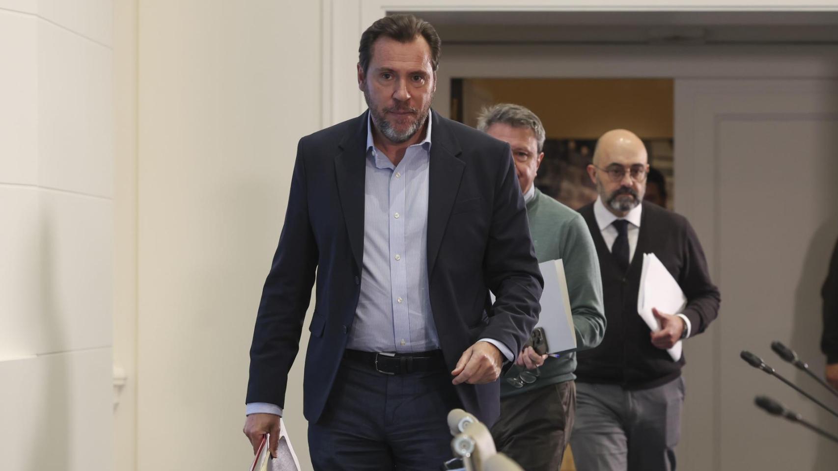 Sánchez descarta destituir a Óscar Puente, pero el accidente de Adamuz lleva al colapso su agenda para el arranque del año