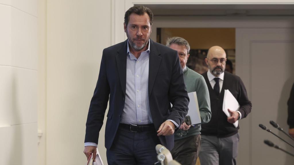 El ministro Óscar Puente, este viernes antes de iniciar su rueda de prensa con los presidentes de Renfe y Adif.