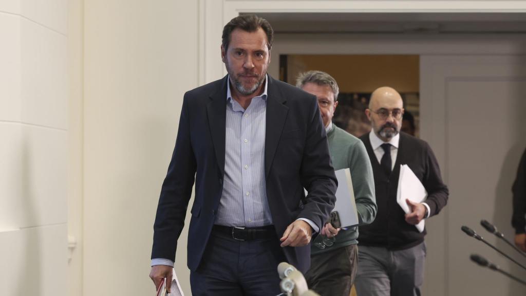 El ministro Óscar Puente, este viernes antes de iniciar su rueda de prensa con los presidentes de Renfe y Adif.