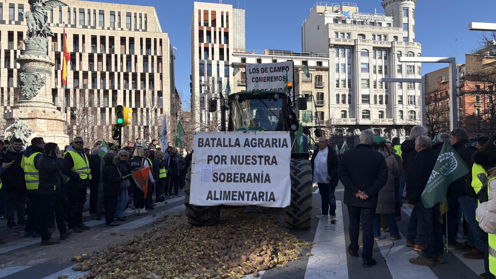 Así se ha vivido la histórica tractorada que ha colapsado el centro de Zaragoza