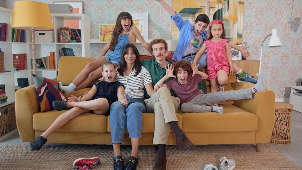 Daniel Pérez Prada y Mariam Hernández encabezan a la familia Vicho Vaello en 'Padre no hay más que uno, la serie'.