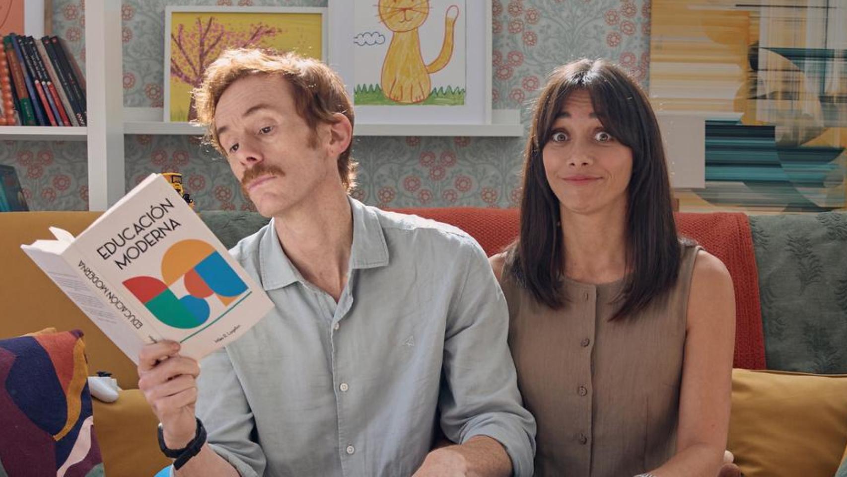 Daniel Pérez Prada y Mariam Hernández encabezan a la familia Vicho Vaello en 'Padre no hay más que uno, la serie'.