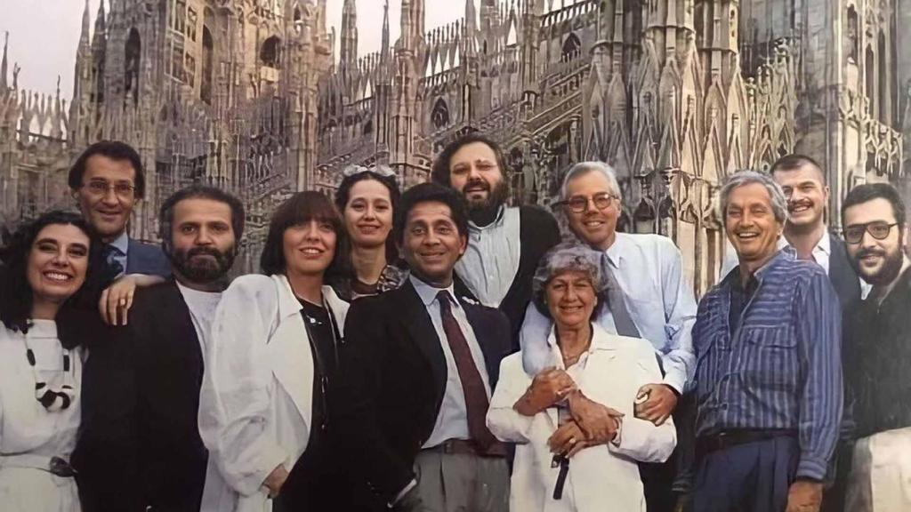 Valentino, en el centro y junto a otros 10 genios de la moda, en 1985.