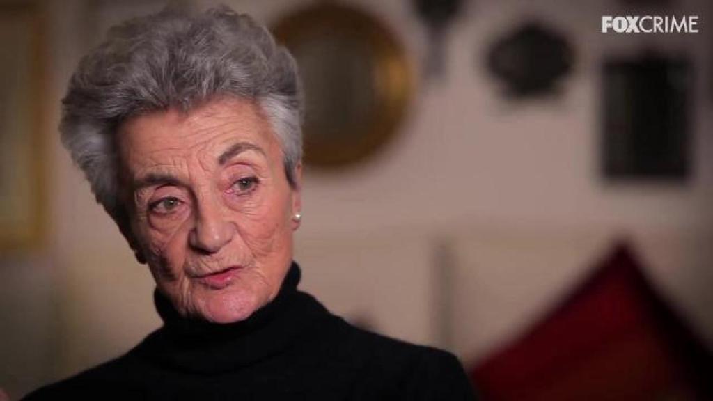 Adriana Mulassano usando Versace para Fox Crime.