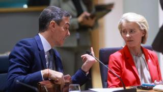 Pedro Sánchez charla con Ursula von der Leyen, en la reunión del Consejo Europeo extraordinario de Bruselas.