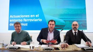 El ministro de Transportes y Movilidad Sostenible, Óscar Puente (en el centro), atiende a los medios.