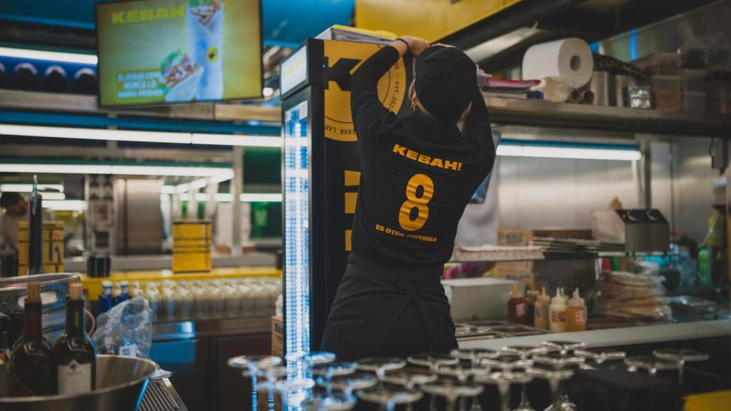 Una empleada trabajando en el local de Kebah! en el Bernabéu Market.
