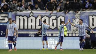 Los jugadores del Málaga celebran el gol de David Larrubia