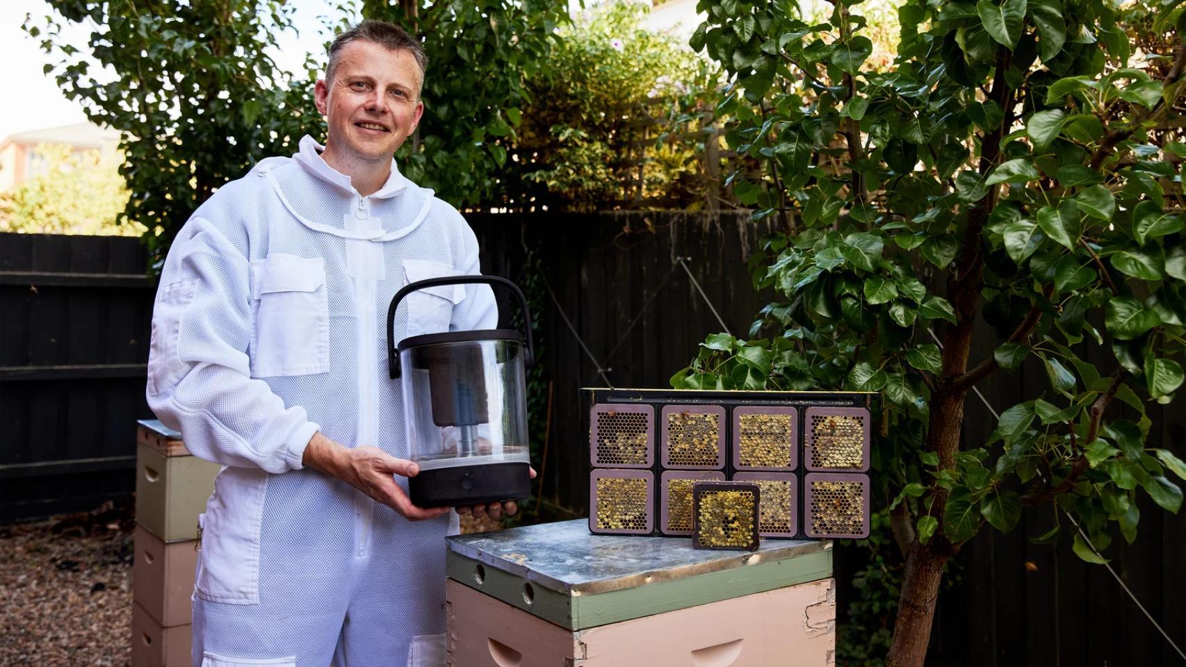 El inventor Simon Mildren con su sistema para cosechar miel.