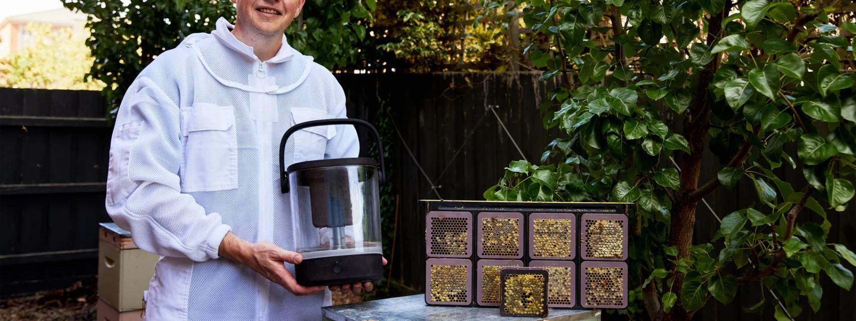El inventor Simon Mildren con su sistema para cosechar miel.
