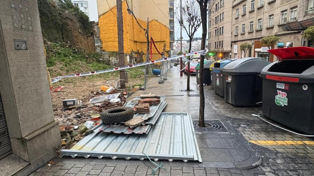 Valla caída en Sanjurjo Badía.