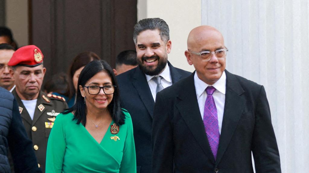 La presidenta interina Delcy Rodríguez y el presidente de la Asamblea Nacional, Jorge Rodríguez, caminan juntos en la Asamblea Nacional, en Caracas, Venezuela, el 5 de enero de 2026.