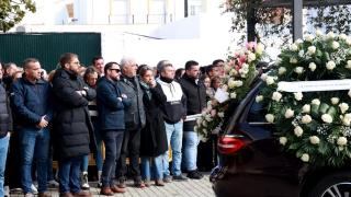 Familiares de los Zamorano Álvarez los despiden durante su funeral en Aljaraque.