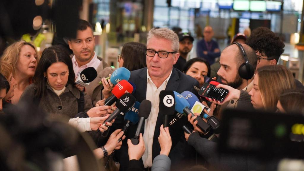 El portavoz de Renfe en Cataluña, Antonio Carmona, atiende a los medios en la estación de Sants, a 23 de enero de 2026, en Barcelona, Catalunya (España).