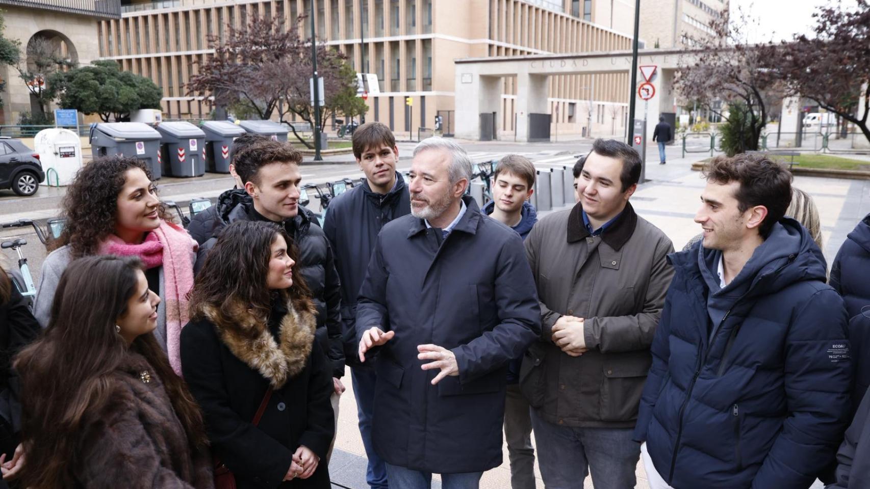 Jorge Azcón, junto a un grupo de jóvenes en un acto de campaña