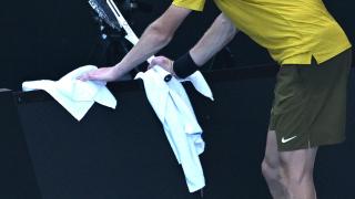 Jannik Sinner, abatido ante el calor en el Open de Australia 2026