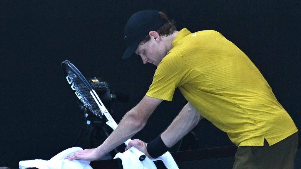 Jannik Sinner, abatido ante el calor en el Open de Australia 2026