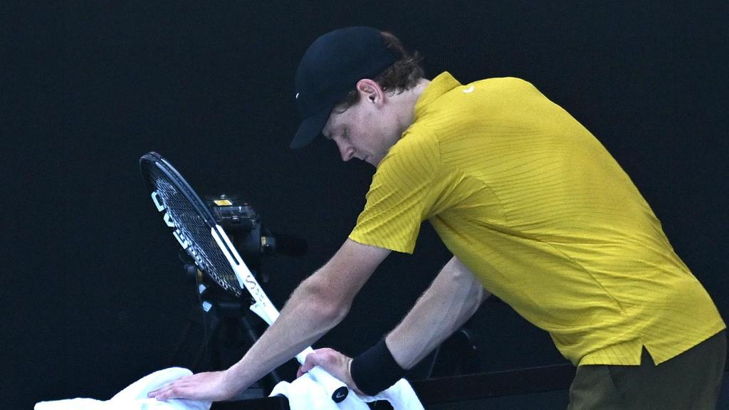 Jannik Sinner, abatido ante el calor en el Open de Australia 2026