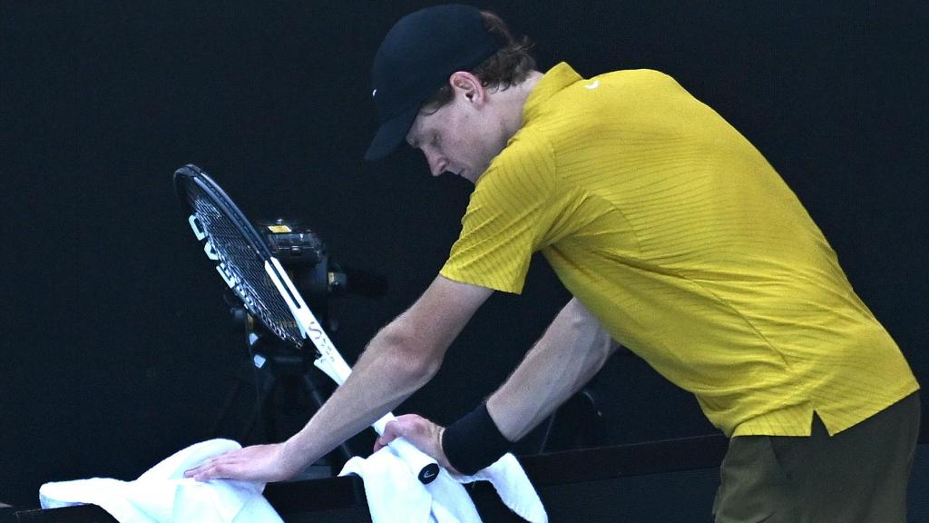 Jannik Sinner, abatido ante el calor en el Open de Australia 2026