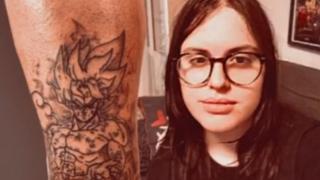 Sabela Cervelo y el tatuaje de Superyayayin que le hizo a su padre.