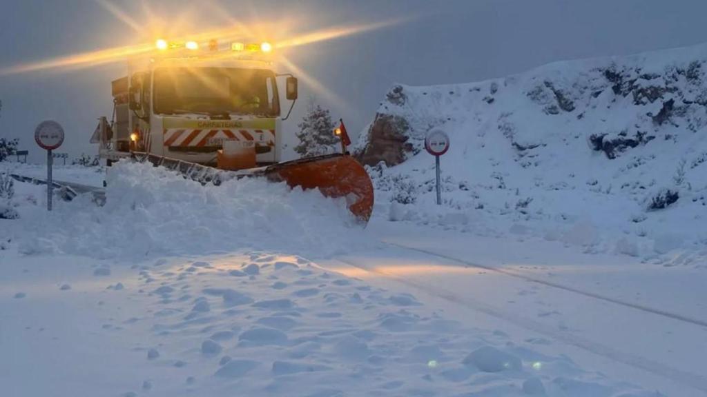 Una quitanieves trabajando en las carreteras de Albacete.