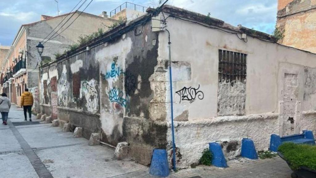 Otro detalle de la parcela donde se levantará el nuevo edificio de apartamentos turísticos.