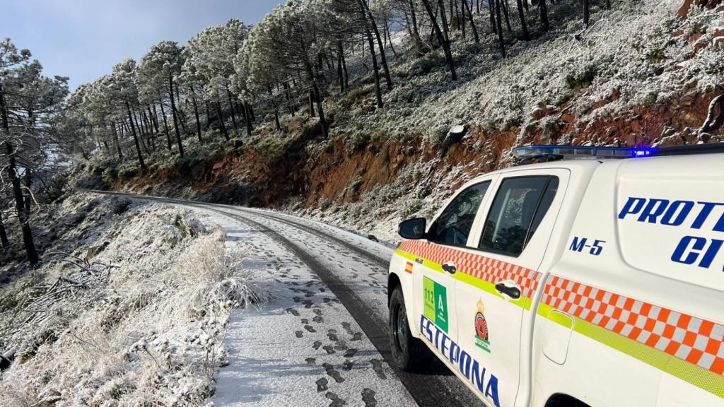 Un vehículo de Protección Civil en Sierra Bermeja.